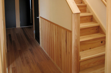 自然素材住宅の階段と腰壁